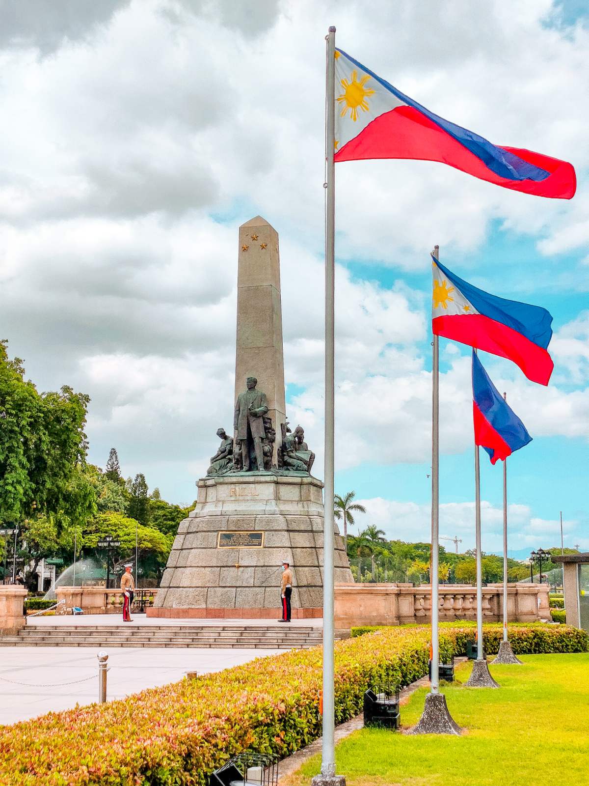 Bantayog ni José Rizal na napapalibutan ng mga watawat ng Pilipinas sa Luneta