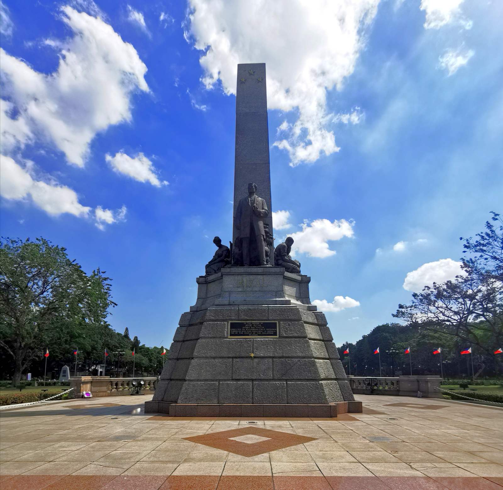 Harapang tanawin ng granite at bronze na Bantayog ni José Rizal