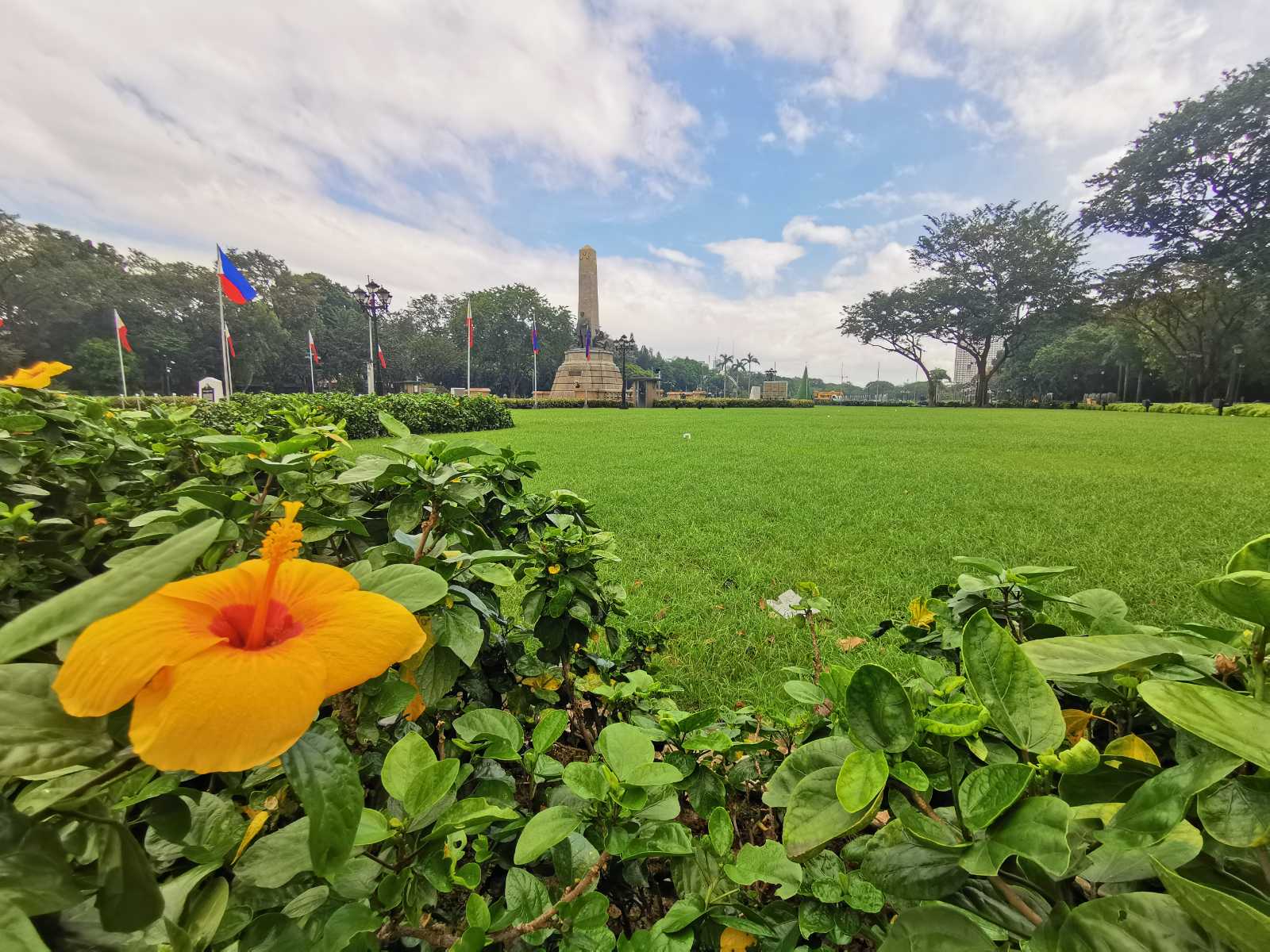 Rizal Monument mula sa luntiang bahagi ng parke