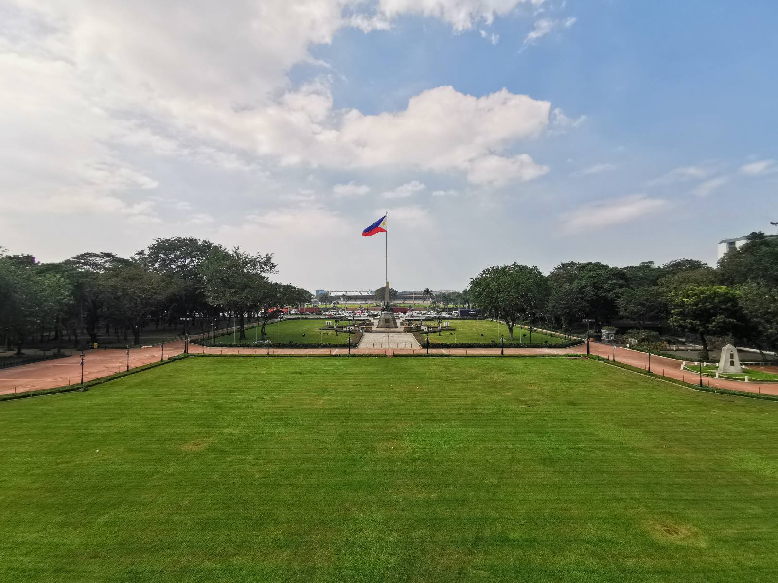 Malawak na tanawin ng monumento at bakuran ng Luneta