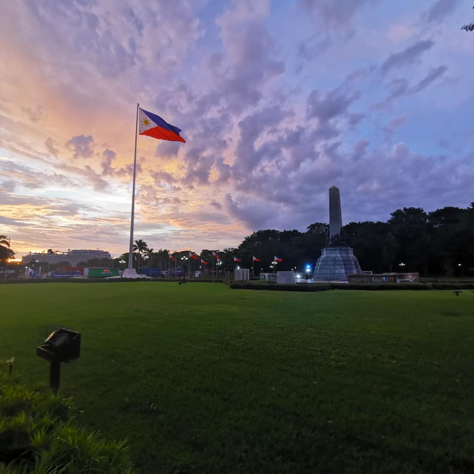 Rizal Monument sa mainit na liwanag ng hapon